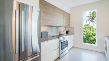 209 - 1 Bedroom Partial Ocean View (2nd Floor) | Cuisine privée | Grand réfrigérateur, micro-ondes, four, plaque de cuisson