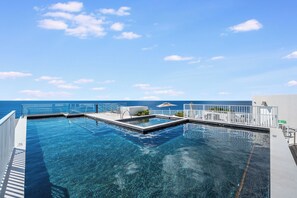 Outdoor pool - Point West Premier Rentals (West Bay)