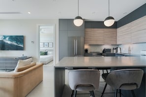 303 - 2 Bedroom Ocean View (3rd Floor) | Cuisine privée | Grand réfrigérateur, micro-ondes, four, plaque de cuisson