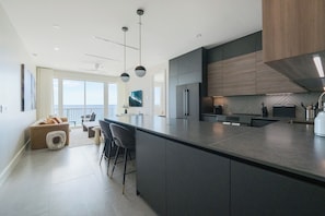 303 - 2 Bedroom Ocean View (3rd Floor) | Coin séjour