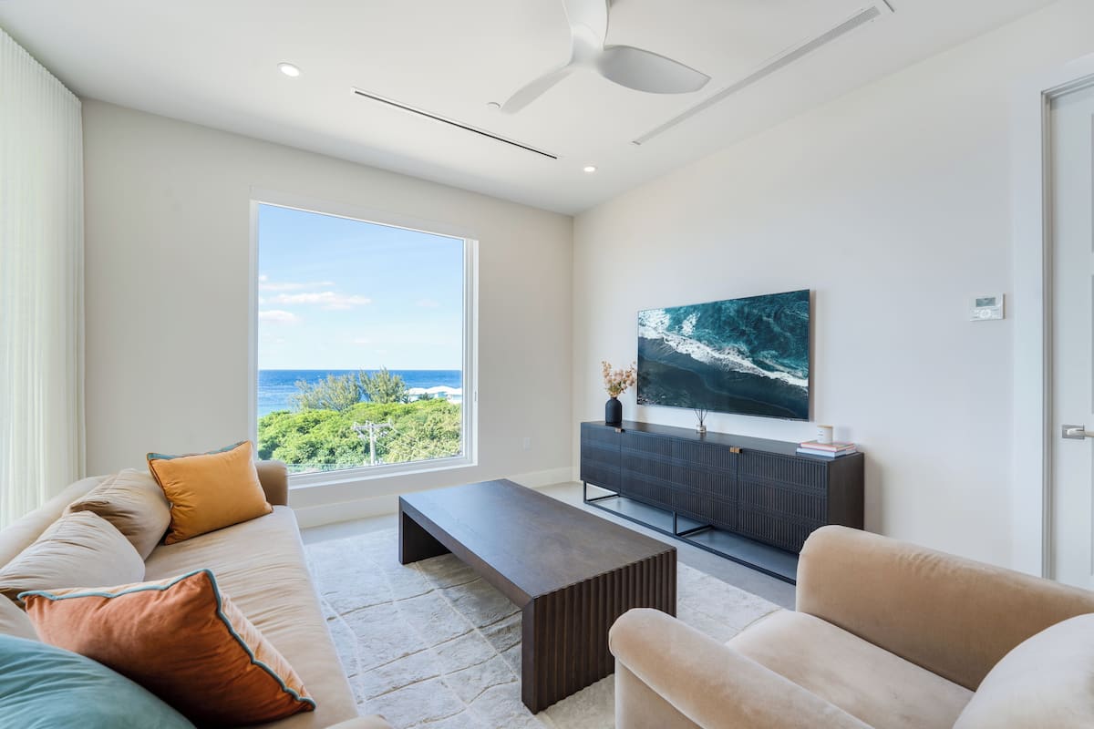 401 - 3 Bedroom Partial Ocean View (4th Floor) | Living area