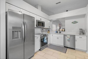 Réfrigérateur, four à micro-ondes, un four, surface de cuisson
