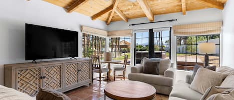 Smart TV, chimenea, mesa de ping pong
