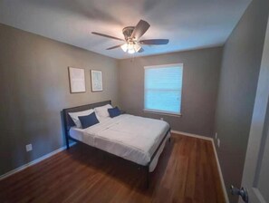 3 bedrooms, internet, bed sheets