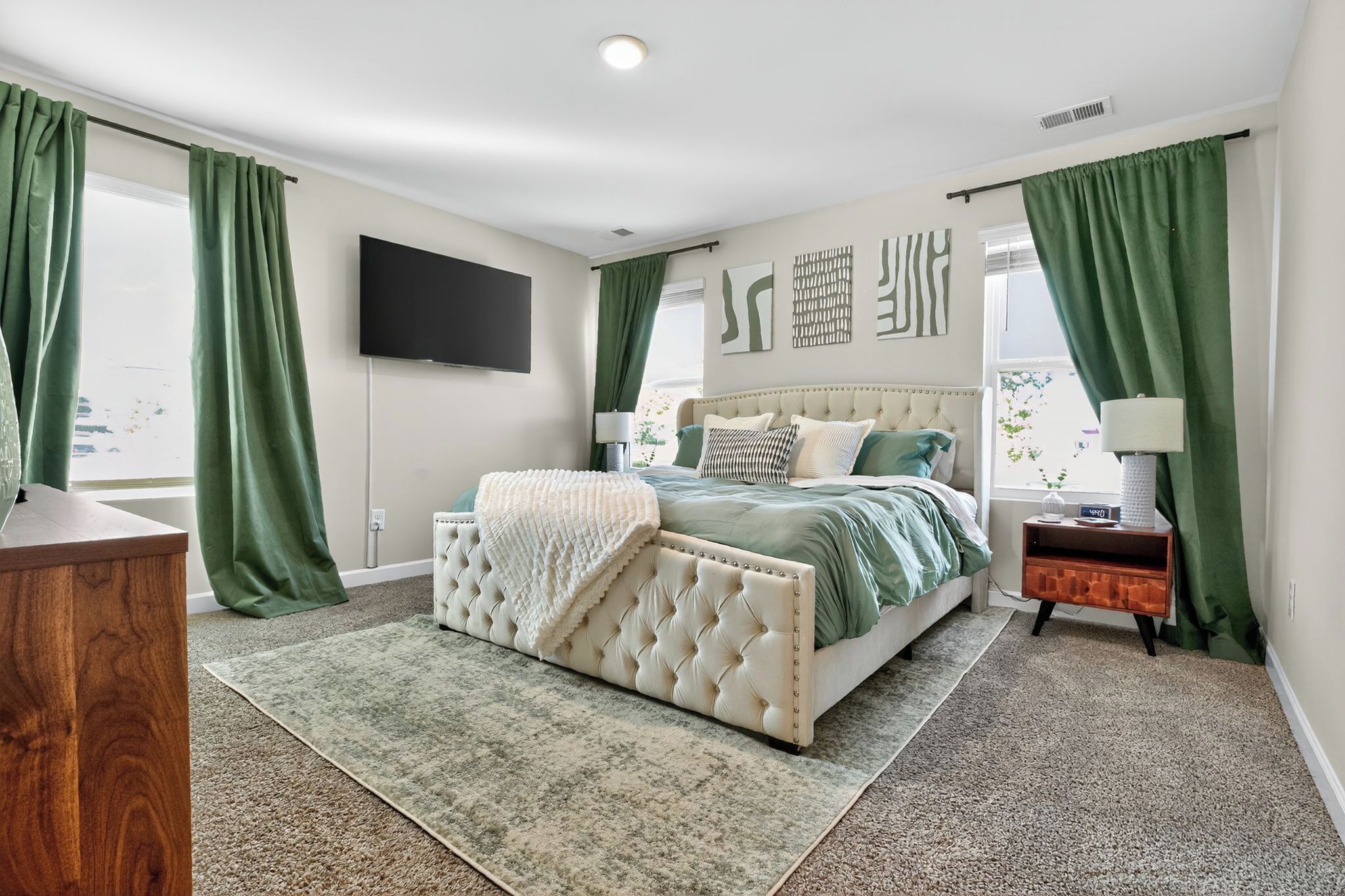 3 bedrooms, desk, iron/ironing board, travel crib