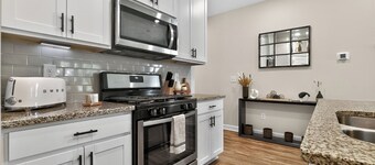 Upscale Greenville Getaway. 10 Mins 2 Falls Park