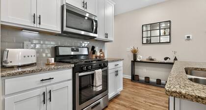 Upscale Greenville Getaway. 10 Mins 2 Falls Park