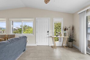 Casa, varias camas (Campfire Turtle Mound) | Área de sala de estar