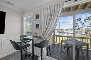 Dining - Captain and All His Crew (New Bern)