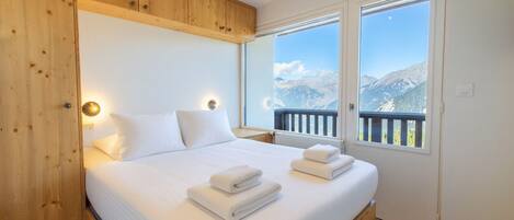 2 bedrooms, bed sheets