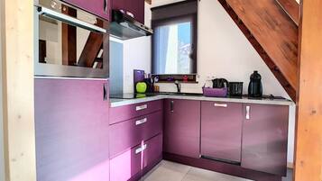 Fridge, microwave, oven, coffee/tea maker