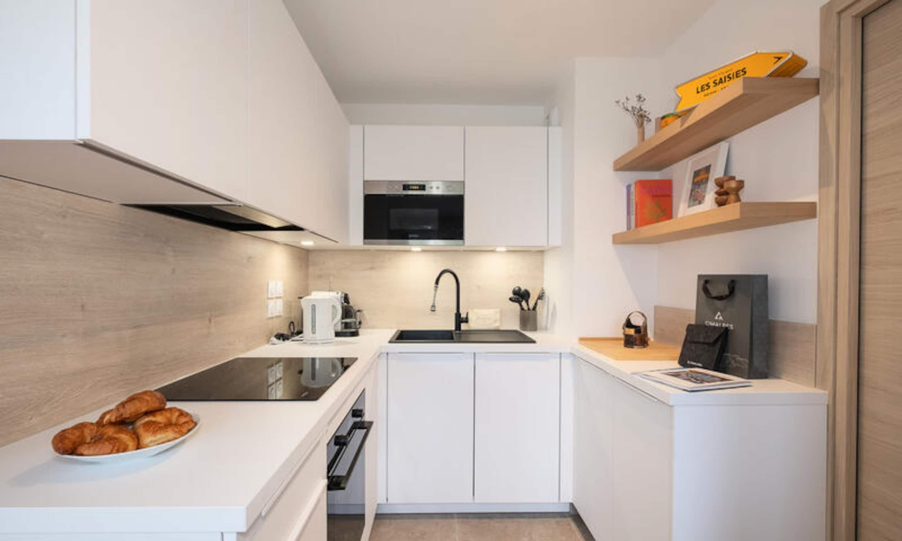 Fridge, microwave, dishwasher, cookware/dishes/utensils