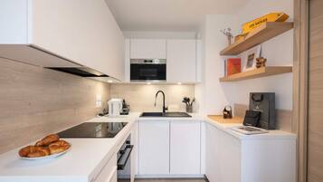 Fridge, microwave, dishwasher, cookware/dishes/utensils