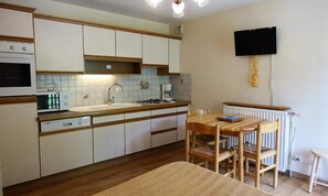 Fridge, microwave, oven, dishwasher - 2-star Apartment for 4 People at the Foot of the Slopes (Beaufort)