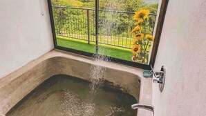 A bathtub with a view of a mountain and a garden. - Eco Suite 1-bedroom villa in awesome La Fortuna with AC (La Fortuna)