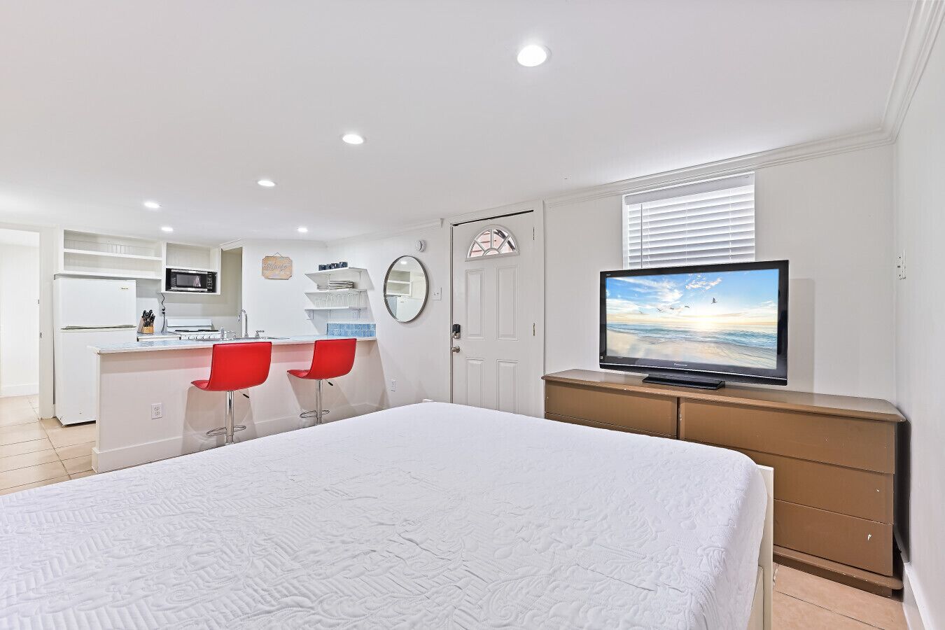 Tabla de planchar con plancha, wifi y ropa de cama 