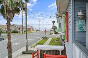 Property grounds - Low Tide | Studio Apartment Near UTMB  and Seawall (Galveston)