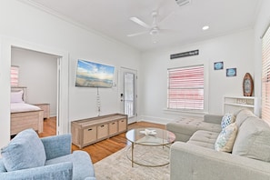 TV - Low Tide | Studio Apartment Near UTMB and Seawall (Galveston)