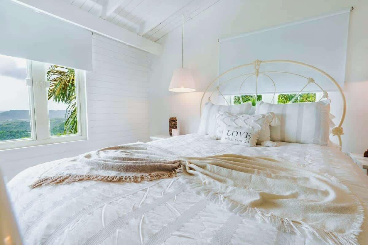 Chalet, 2 Queen Beds, Hot Tub, Mountain View (Chalet Lulu) | 2 bedrooms, individually decorated, individually furnished, bed sheets