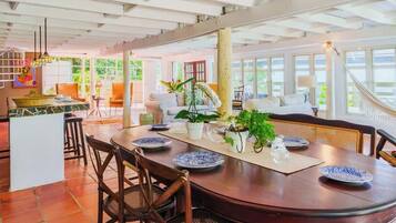 Chalet, 2 Tempat Tidur Queen, hot tub, pemandangan gunung (Chalet Lulu) | Tempat makan