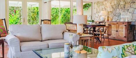 Chalet, 2 Queen Beds, Hot Tub, Mountain View (Chalet Lulu) | Living area