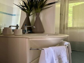 Departamento | Baño | Tina y toallas 