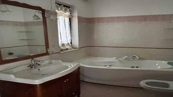 Apartment | Badezimmer | Badewanne, Handtücher