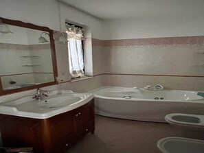 Apartment | Badezimmer | Badewanne, Handtücher