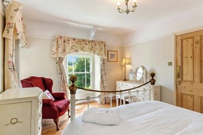 3 bedrooms, travel crib, free WiFi, bed sheets