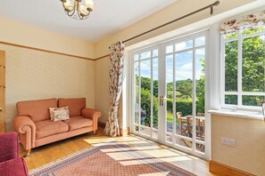 TV, fireplace, DVD player - Pendre Farmhouse, New Quay (Llangrannog)