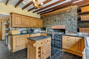 Køleskab, opvaskemaskine, brødrister, køkkentøj/tallerkener/redskaber