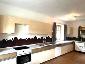 Kühlschrank, Ofen, Herdplatte, Geschirrspüler