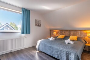 Villa | 4 bedrooms, individually furnished, iron/ironing board, bed sheets - Luxury 8-person Holiday Villa (De Koog)