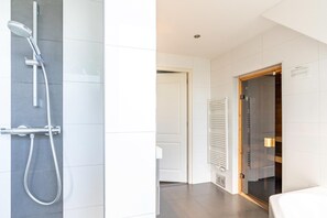 Villa | Bathroom | Bathtub - Luxury 8-person Holiday Villa (De Koog)