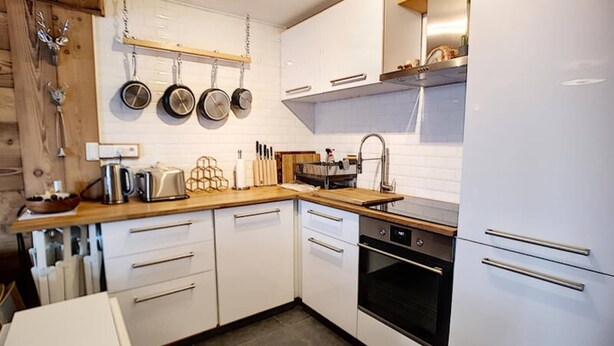 Een koffiezetapparaat/waterkoker, een koelkast, een oven, een waterkoker