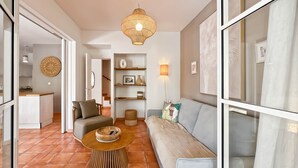 Ein modernes Wohnzimmer mit einer Couch, einem Couchtisch und einer Pendelleuchte.