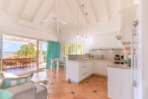 Fridge, microwave, oven, stovetop - Villa Saphir, 3 bedrooms, private pool and beautiful view! (Marigot)