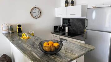 Kjøleskap, ovn, oppvaskmaskin og brødrister