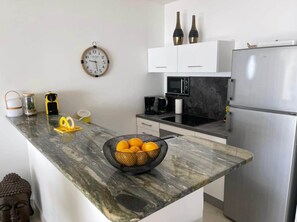 Kjøleskap, ovn, oppvaskmaskin og brødrister