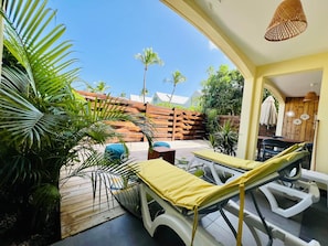Terrace/patio - Blue Wave , charming 2 bedrooms, right behind the beach! (Marigot)