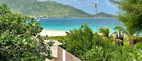 En la playa y toallas de playa