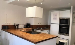 Réfrigérateur, micro-ondes, four, lave-vaisselle