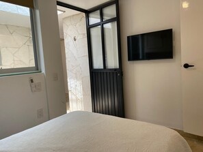 6 bedrooms, iron/ironing board, internet, bed sheets
