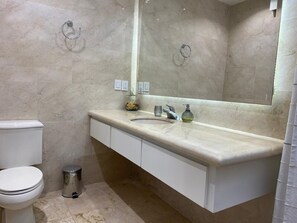 Secadora de cabello, toallas, jabón, papel de baño 