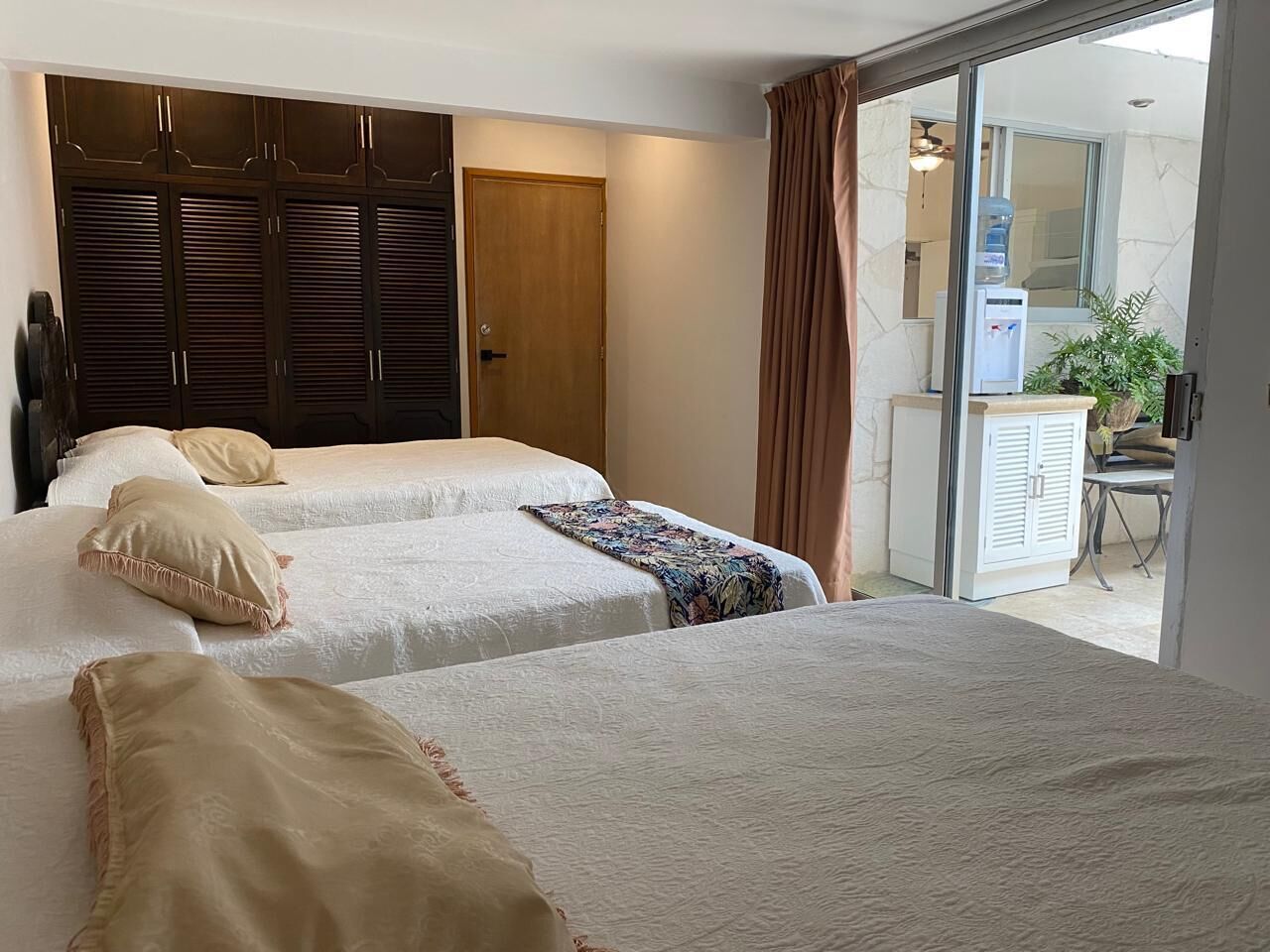 6 bedrooms, iron/ironing board, internet, bed sheets