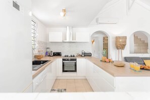 Fridge, oven, dishwasher, toaster - Villa Essentielle, cozy vacation home 3 bedrooms and pool! (Cul-de-Sac)