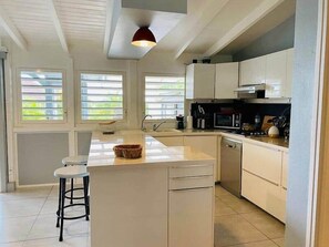 Kühlschrank, Mikrowelle, Herdplatte, Geschirrspüler