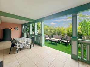 تناول الطعام بالخارج