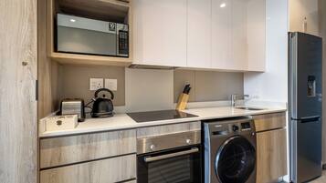 冰箱、微波炉、烤箱、炉灶