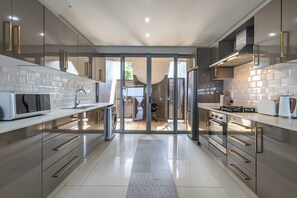 ثلاجة، ميكروويف، فرن، موقد طهي مسطح